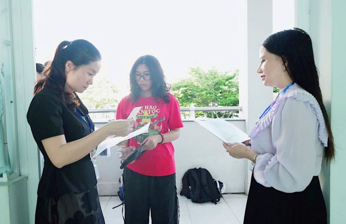 Cán bộ coi thi thực hiện công tác làm thủ tục, kiểm tra thông tin cho thí sinh trước giờ thi.
