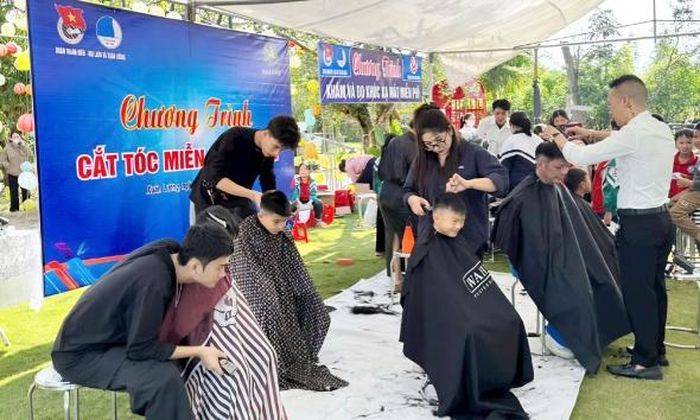  Các thành viên Câu lạc bộ Tóc Yên Thế cắt tóc miễn phí cho trẻ em. 