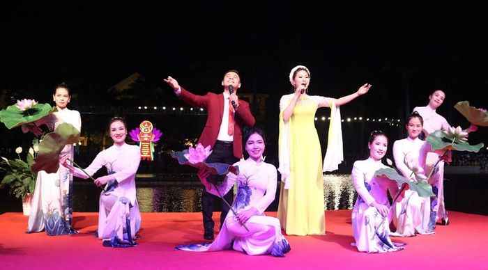  Các nghệ sĩ Nhà hát Dân ca Quan họ Bắc Ninh biểu diễn ca khúc "Bắc Ninh nhớ mãi ơn Người" (Nghệ sĩ Nhân dân Nguyễn Tiến sáng tác, phổ thơ Nguyễn Văn Phong) trong chương trình diễn xướng quan họ trên thuyền mừng sinh nhật Bác. 