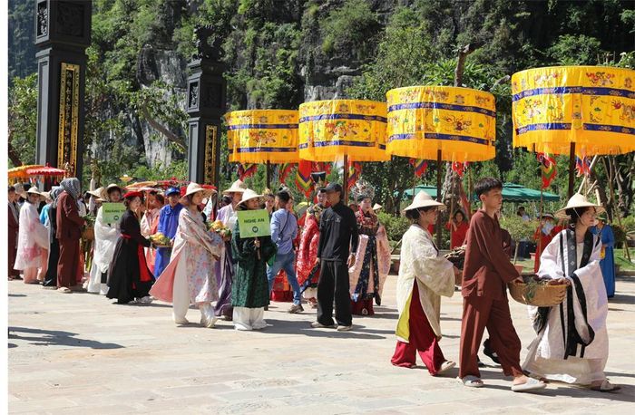  Dâng tiến nhiều sản phẩm nông nghiệp đặc trưng của vùng miền. 