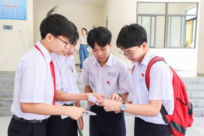 Học sinh trao đổi sau khi kết thúc môn Toán tại điểm thi Trường THPT Phan Châu Trinh. Ảnh: NGỌC PHÚ