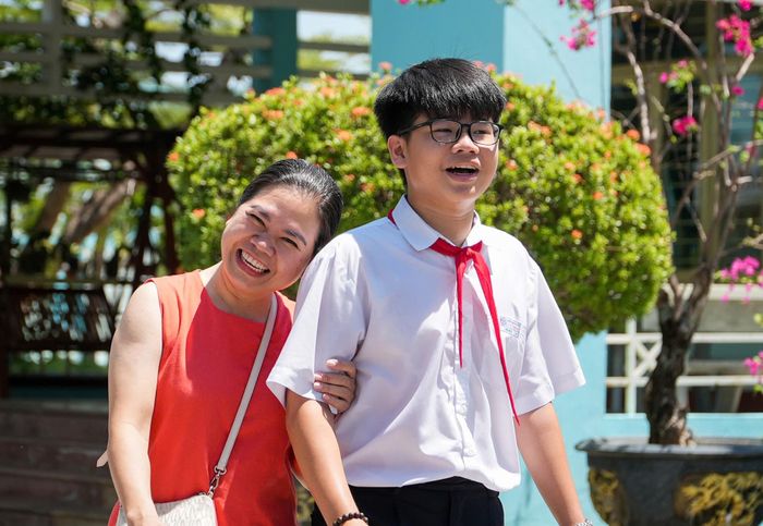 Niềm vui của học sinh và phụ huynh khi các "sĩ tử" hoàn thành kỳ thi tuyển sinh lớp 10, năm học 2026- 2027. Ảnh: HỒ QUÂN