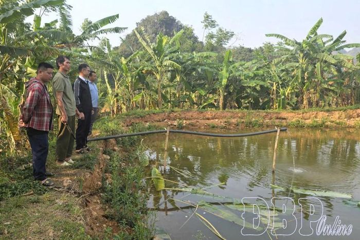 Đảng viên Lò Văn Giót (thứ 2 từ trái sang) chia sẻ kinh nghiệm nuôi cá với đảng viên, người dân trong bản.