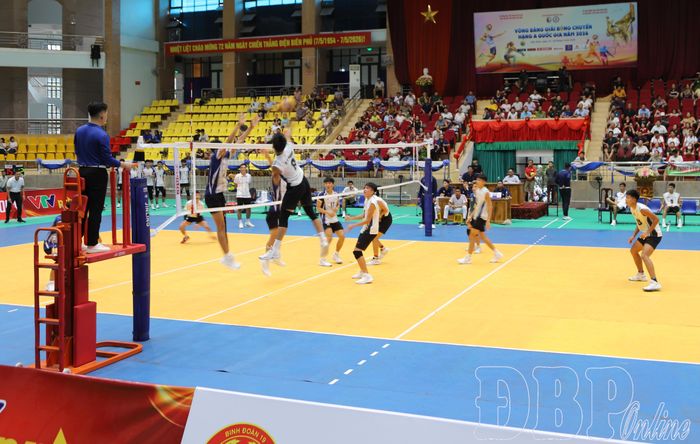 Trận thi đấu giữa đội nam trẻ Biên phòng và Tây Ninh diễn ra kịch tính và hấp dẫn với nhiều pha bóng đẹp mắt.