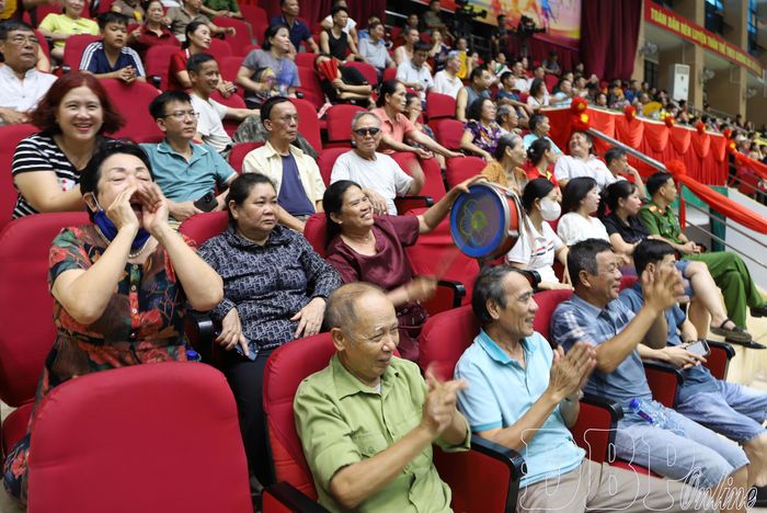 Khán giả nhiệt tình cổ vũ các đội thi đấu.