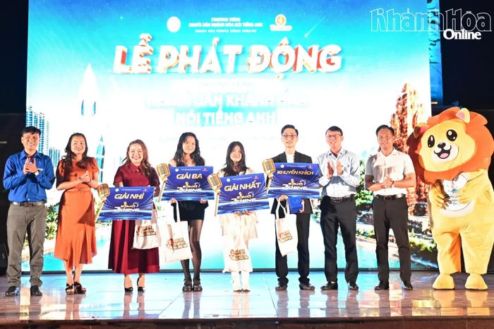 Trao giải cho các thí sinh xuất sắc cuộc thi hát tiếng Anh "Sing to shine".