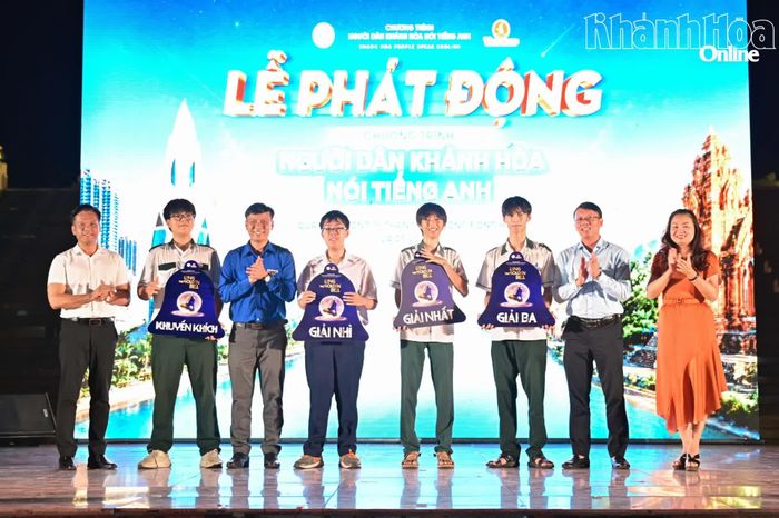 Lãnh đạo tỉnh cùng các đại biểu trao giải cho thí sinh xuất sắc cuộc thi "Rung chuông vàng".