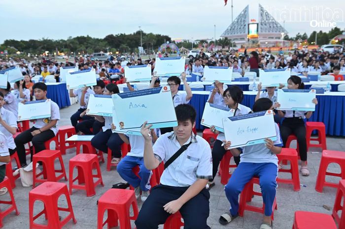 Các thí sinh thi "Rung chuông vàng" với các câu hỏi kiến thức bằng tiếng Anh.