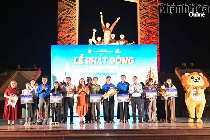 Lãnh đạo tỉnh cùng các đại biểu tặng hoa và quà cho đại diện 66 câu lạc bộ tiếng Anh tại khu vực phía nam của tỉnh.