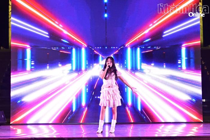 Trong khuôn khổ lễ phát động, Ban tổ chức đã tổ chức cuộc thi hát tiếng Anh "Sing to shine".