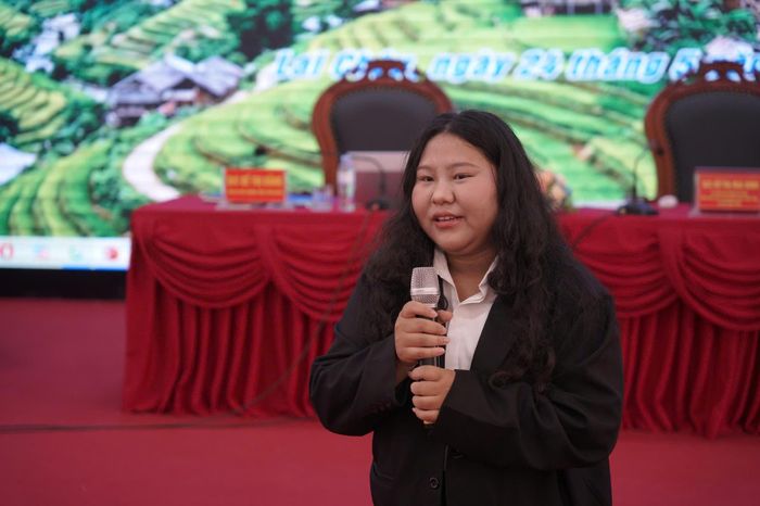Diễn giả Sùng Thị Sơ - Người sáng lập và điều hành dự án “So Saw Law” chia sẻ câu chuyện truyền cảm hứng tại hội thảo.