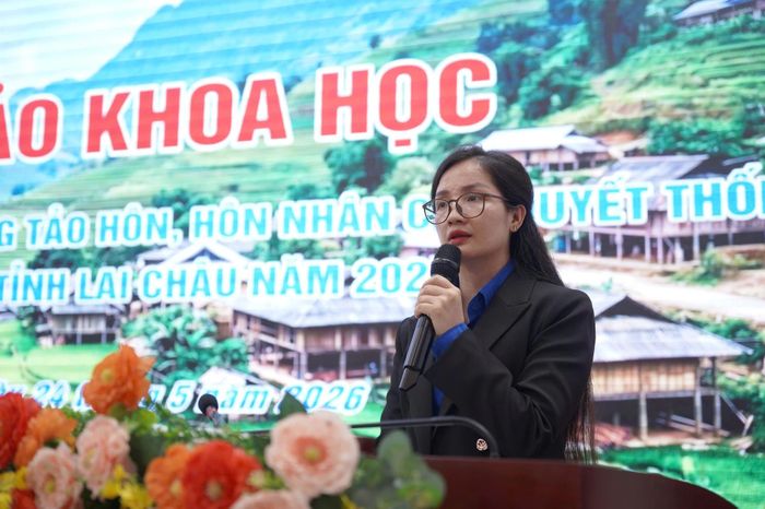 Đồng chí Vừ Thị Mai Dinh - Ủy viên Ban Chấp hành (BCH) Trung ương Đoàn, Ủy viên BCH Đảng bộ tỉnh, Phó Chủ tịch Ủy ban MTTQ Việt Nam tỉnh, Bí thư Tỉnh đoàn;phát biểu tại hội thảo.