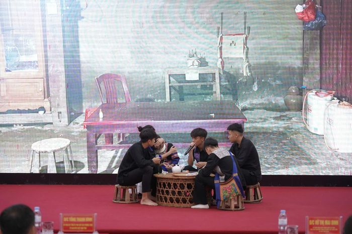 Tiểu phẩm tuyên truyền về phòng, chống tảo hôn và hôn nhân cận huyết thống do học sinh Trường Phổ thông Dân tộc Nội trú THPT Sìn Hồ thể hiện.