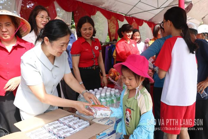 Các đại biểu trao nhu yếu phẩm cho người dân tại các gian hàng thuộc "Phiên chợ 0 đồng"