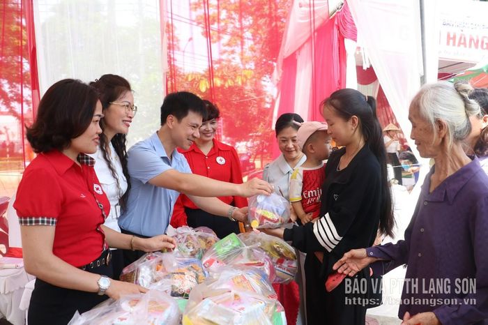 Các đại biểu trao nhu yếu phẩm cho người dân tại các gian hàng thuộc "Phiên chợ 0 đồng"