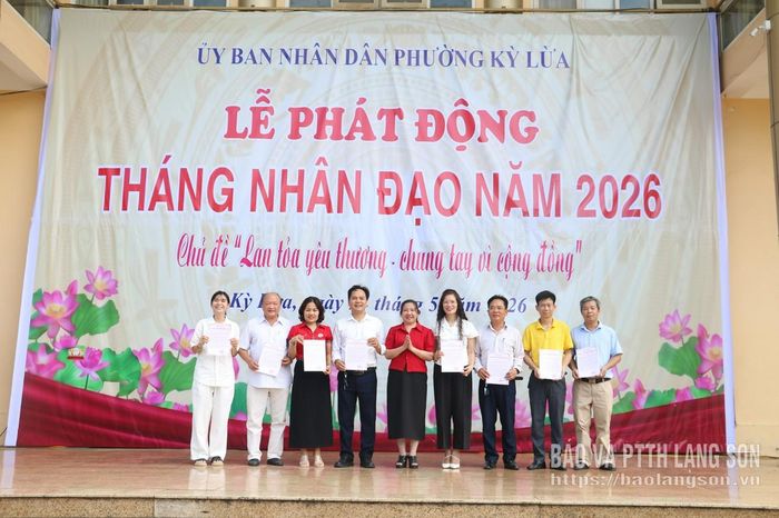 Lãnh đạo UBND phường Kỳ Lừa trao thư cảm ơn cho đại diện các tập thể, cá nhân, doanh nghiệp, nhà hảo tâm đã ủng hộ, tài trợ cho chương trình