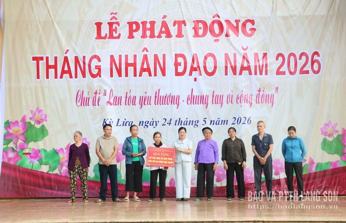 Lãnh đạo UBND phường Kỳ Lừa trao biển tượng trưng kinh phí hỗ trợ sinh kế cho các hộ nghèo trên địa bàn phường