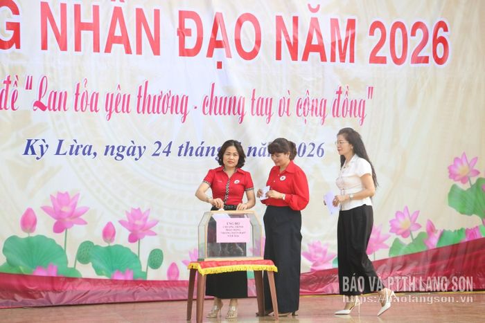Các đại biểu tham gia ủng hộ Quỹ “Tháng Nhân đạo năm 2026”