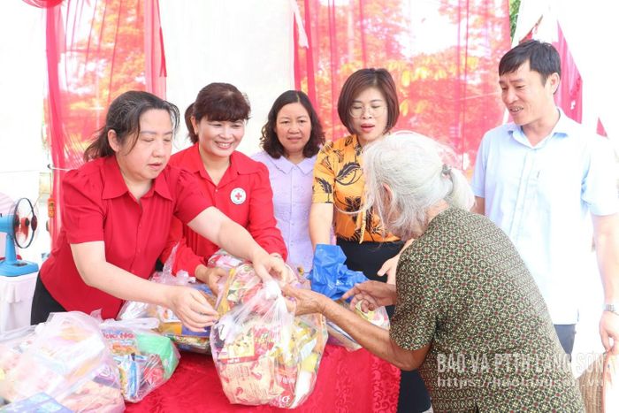 Các đại biểu trao nhu yếu phẩm cho người dân tại các gian hàng thuộc "Phiên chợ 0 đồng"