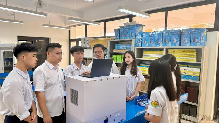 Mỗi thành viên của nhóm phụ trách một khâu khác nhau trong việc hoàn thiện sản phẩm.