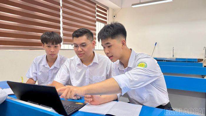 Dự án ứng dụng trí tuệ nhân tạo AI kết hợp lọc bụi mịn và sử dụng năng lượng mặt trời để thực hiện.