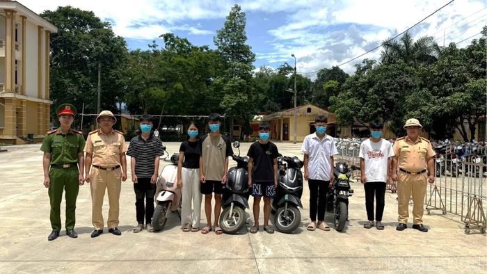 Lực lượng công an triệu tập các học sinh và phương tiện vi phạm.