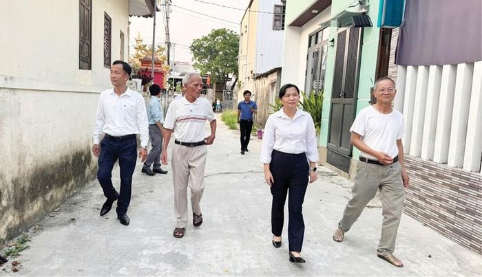 Bà Hoàng Thị Như Thanh, Chủ tịch UBND phường An Cựu cùng đoàn công tác của phường kiểm tra kiến nghị của người dân tại cơ sở 