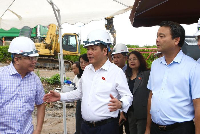 Phó Chủ tịch Quốc hội Nguyễn Hồng Diên khảo sát dự án đường Vành đai 4 - Vùng Thủ đô. Ảnh: Thanh Chi