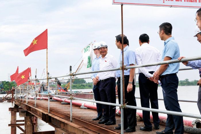 Phó Chủ tịch Quốc hội Nguyễn Hồng Diên khảo sát dự án đường Vành đai 4 - Vùng Thủ đô tại công trường cầu Mễ Sở. Ảnh: Thanh Chi