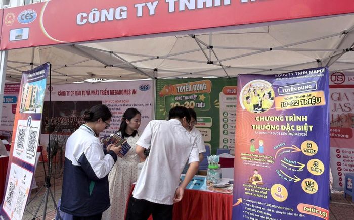 Đối với học sinh, sinh viên, Ngày hội mở ra không gian trải nghiệm nghề nghiệp đa chiều, nơi các em được tiếp cận trực tiếp với nhu cầu tuyển dụng thực tế của doanh nghiệp. Ảnh VLHP