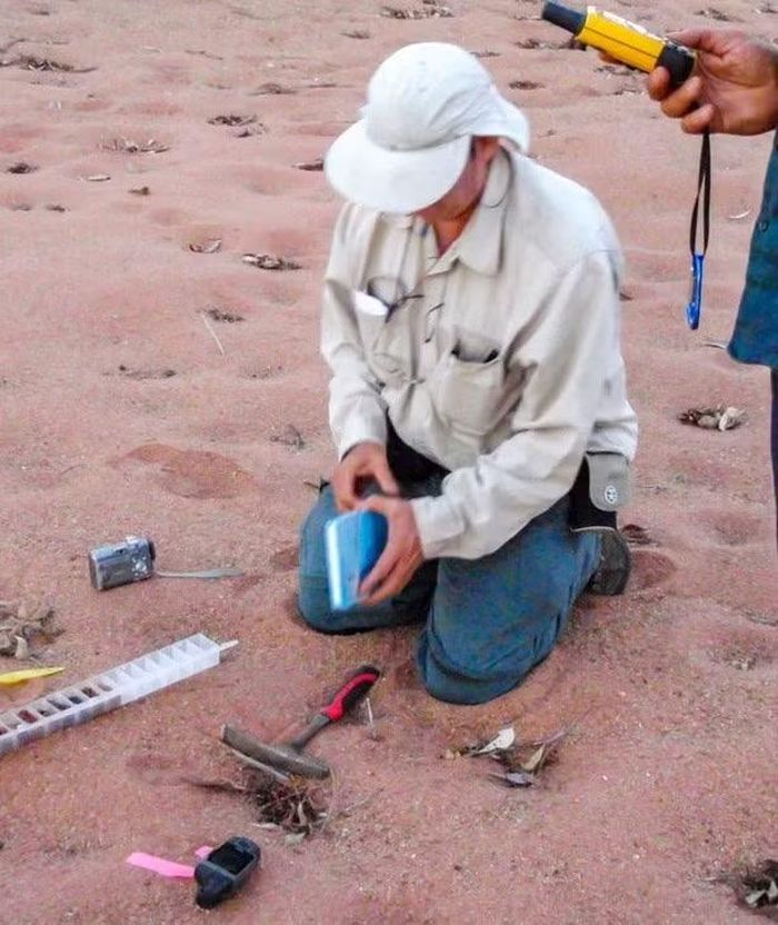 Chuyên gia pháp y dùng thiết bị dò tìm hài cốt Peter Falconio.