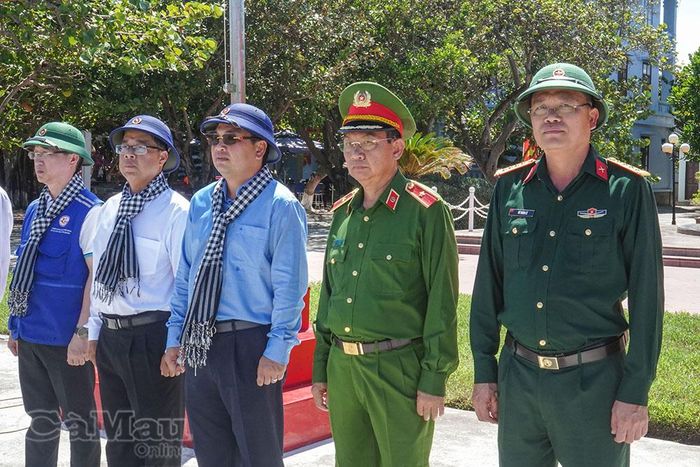 Đại biểu các tỉnh Cà Mau, Đồng Tháp, Tây Ninh và An Giang xúc động khi dự lễ chào cờ tại Trường Sa.