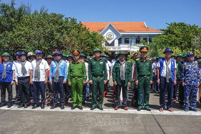 Các đại biểu tham dự lễ chào cờ trong không khí trang nghiêm giữa biển trời Trường Sa.