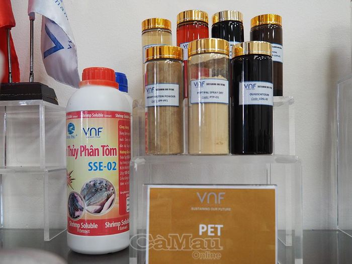 Một trong số sản phẩm chiết xuất từ đầu, vỏ tôm thành sản phẩm thức ăn cho thú cưng và nuôi trồng thuỷ sản tại Công ty Cổ phần Việt Nam Food.