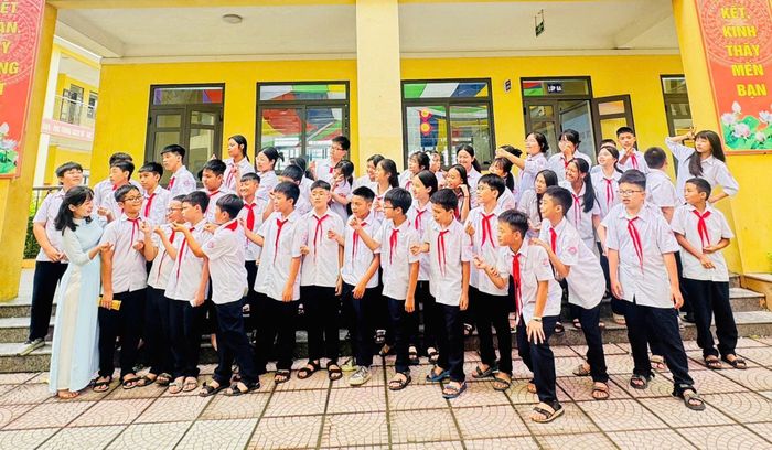 Cô giáo Đào Thị Hạnh chụp ảnh lưu niệm cùng học trò. Ảnh: NVCC