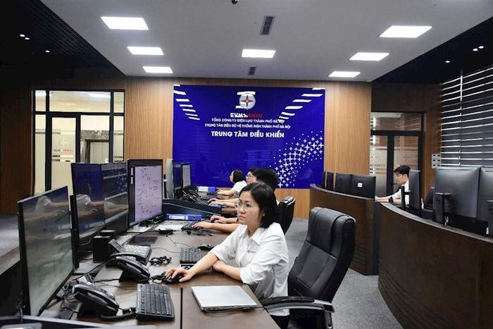 Điều độ viên ứng trực 24/24 giờ tại trung tâm điều khiển thuộc Trung tâm Điều độ hệ thống điện Hà Nội để kịp thời phát hiện sự cố xảy ra trong quá trình vận hành.