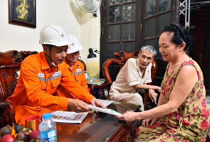 Tuyên truyền người dân sử dụng điện an toàn, tiết kiệm tại nhà bà Ngô Thị Liên (số 29, ngõ 424, đường Thụy Khuê).