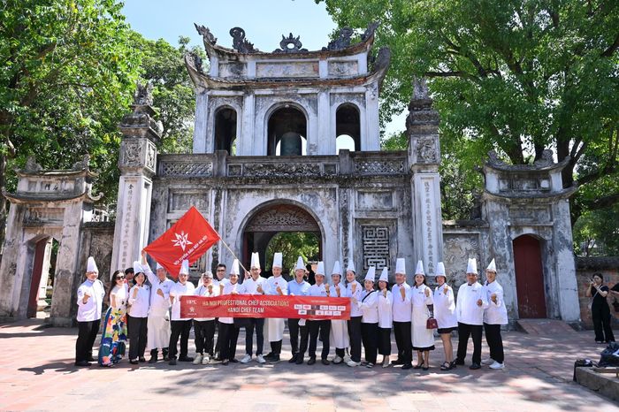 Đội tuyển đầu bếp Hà Nội xuất quân chuẩn bị lên đường tham dự cuộc thi Thailand Ultimate Chef Challenge 2026 tại Bangkok, Thái Lan. Ảnh: H.L