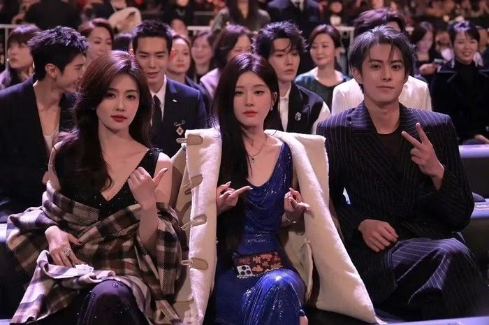 Ảnh chụp chung của Bạch Lộc, Triệu Lộ Tư và Vương Hạc Đệ ở Đêm hội Weibo 2023 vô tình trở thành "chứng nhân lịch sử".