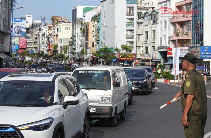 Dòng phương tiện hướng ra ngoài trung tâm có lưu lượng ít hơn nhưng vẫn khá đông đúc do phải chờ đèn tín hiệu giao thông. Ảnh: Đ.Xá.