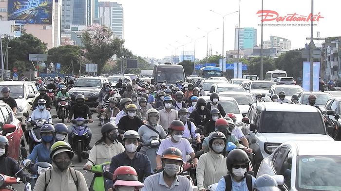 Giao thông khu vực vòng xoay nhìn chung ổn định, không xảy ra ùn tắc kéo dài. Ảnh: Đ.Xá.