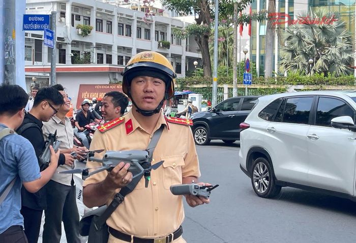 CSGT sử dụng thiết bị bay flycam để theo dõi tình hình giao thông ở nút giao Điện Biên Phủ sáng hôm nay. Ảnh: Đ.Xá.