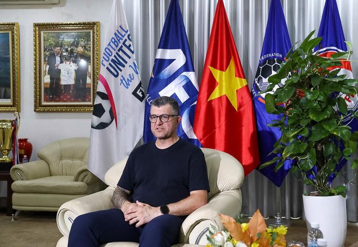  HLV Cristiano Roland cần làm nhiều việc để cải thiện khả năng chuyên môn cho các học trò. Ảnh: VFF. 