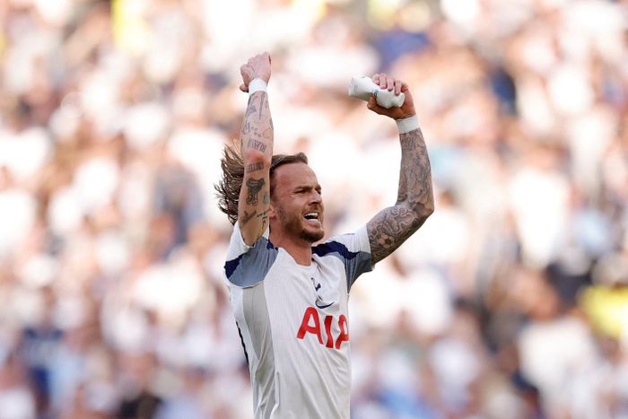  Niềm vui của tiền vệ James Maddison sau khi tiếng còi mãn cuộc vang lên. Tottenham trải qua mùa giải khó khăn và suýt phải xuống chơi tại Championship mùa tới. 
