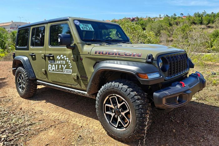 Mẫu SUV địa hình Jeep Wrangler mới sử dụng động cơ I4 2.0L Turbo, cho công suất tối đa 270 mã lực, mô-men xoắn cực đại 400 Nm. Đi cùng động cơ này là hộp số tự động 8 cấp và hệ dẫn động 4x4 đặc trưng của Jeep. Phiên bản Rubicon được trang bị hệ thống khóa vi sai cầu trước và sau, ngắt thanh cân bằng điện tử cùng chế độ Off-Road+, cho phép chinh phục hiệu quả các địa hình phức tạp như bùn lầy, đá hộc hoặc dốc trơn trượt. 