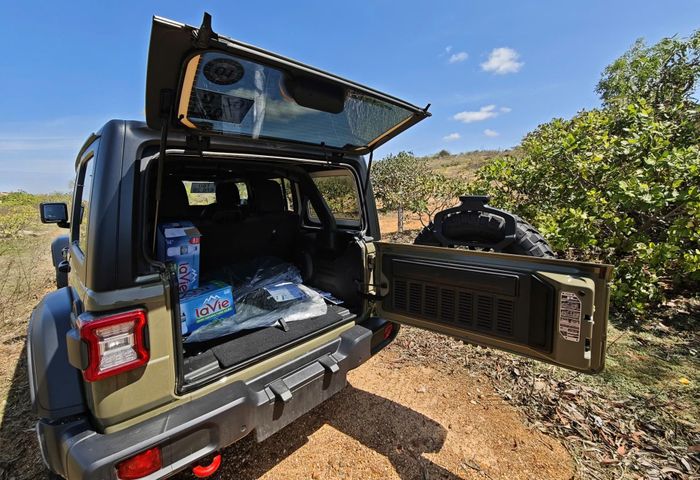  Tất cả phiên bản Jeep Wrangler chuẩn bị ra mắt tại Việt Nam đều sở hữu mui xe, cửa xe và kính lái có thể tháo rời linh hoạt. 