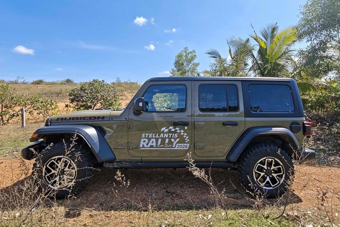  Jeep Wrangler mới cũng được tích hợp nhiều công nghệ an toàn chủ động và trợ lái nâng cao, bao gồm kiểm soát hành trình thích ứng tự động điều chỉnh tốc độ, cảnh báo va chạm phía trước, phanh tự động khẩn cấp, cảnh báo điểm mù, cảnh báo chệch làn, cảnh báo người lái mất tập trung. Xe cũng có camera off-road TrailCam hỗ trợ di chuyển địa hình phức tạp, hệ thống hỗ trợ đỗ xe ParkSense. 