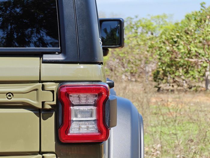  Jeep Wrangler mới tại Việt Nam gồm 3 phiên bản Sport, Sahara và Rubicon, sẽ được phân phối chính hãng bởi Thaco Auto. Giá bán 3 phiên bản Jeep Wrangler dự kiến được công bố chính thức vào ngày 30/5 tới đây. 