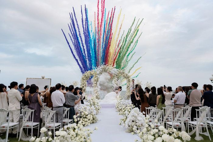  Dù có người hỗ trợ việc nhà, cô vẫn thích tự nấu ăn cho chồng vì anh đã quen với khẩu vị của cô. Cặp đôi cũng giữ thói quen chờ ăn cơm cùng nhau dù bận rộn đến đâu. Trong thời gian tới, Quỳnh Hương cho biết cô muốn dành nhiều thời gian hơn cho gia đình, đồng hành cùng công việc của chồng và chăm sóc con gái. Cặp đôi cũng dự định cùng nhau thực hiện nhiều chuyến du lịch để lưu giữ thêm những kỷ niệm mới.