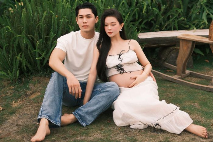  Theo cô, dù bận rộn công việc bên ngoài, khi trở về nhà Bình Dương vẫn chăm sóc vợ từng chút một. Trong suốt hành trình mang thai, anh luôn để ý từ bữa ăn, giấc ngủ cho đến những việc nhỏ trong sinh hoạt hàng ngày. "Hành trình mang bầu của tôi rất tuyệt vời vì luôn có anh Dương bên cạnh", cô chia sẻ. 